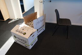 2 stk. kasser med forlængerledninger samt mødestol