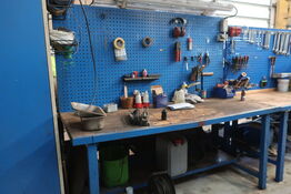 Arbejdsbord samt værktøjstavle med div. Værktøj