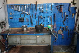 Arbejdsbord samt værktøjstavle med div. Værktøj