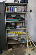 Lagerreol med indhold