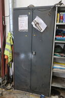 Stålskab med indhold