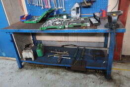 Arbejdsbord samt værktøjstavle med div. Værktøj