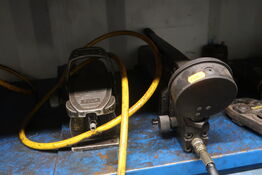 Hydraulisk håndpumpe m.m.