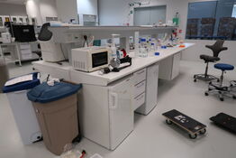 Arbejdsbord med el. hæve/sænke funktion, strømudtag, luftsystem ARMALAB m.m. uden indhold