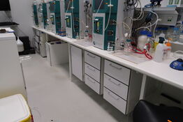 Arbejdsbord og overskabe uden indhold