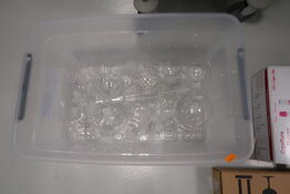 Kasse med div. Laboratorieglas