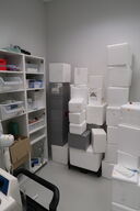 Div. Flamingokasser samt 2 stk. reoler med div. Varelager og tilbehør