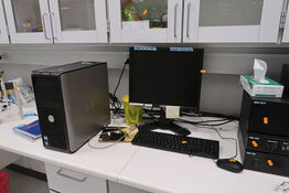 Computer DELL OPTIPLEX 380 med computerskærm DELL og tastatur