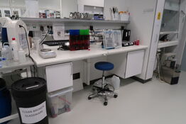 Arbejdsbord med el. hæve/sænke funktion, strømudtag, luftsystem ARMALAB m.m. uden indhold