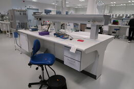 Arbejdsbord med el. hæve/sænke funktion, strømudtag, luftsystem ARMALAB m.m. uden indhold