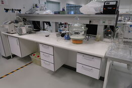 Arbejdsbord med el. hæve/sænke funktion, strømudtag, luftsystem ARMALAB m.m. uden indhold