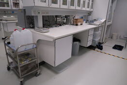 Arbejdsbord med el. hæve/sænke funktion, strømudtag, luftsystem ARMALAB m.m. uden indhold