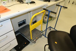 Opbevaringsvogn samt skraldespandsstativ