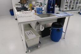 Arbejdsbord med vask og armatur uden indhold