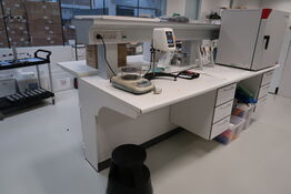 Arbejdsbord med el. hæve/sænke funktion, strømudtag, luftsystem ARMALAB m.m. uden indhold