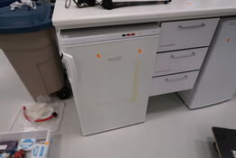 Fryseskab ELECTROLUX uden indhold samt Mikrobølgeovn OBH NORDICA