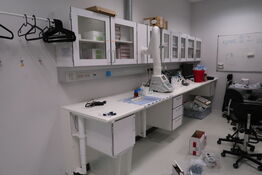 Arbejdsbord med el. hæve/sænke funktion, strømudtag, luftsystem ARMALAB m.m. uden indhold