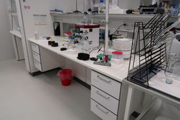 Arbejdsbord med el. hæve/sænke funktion, strømudtag, luftsystem ARMALAB m.m. uden indhold