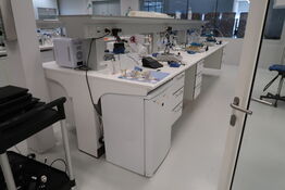 Arbejdsbord med el. hæve/sænke funktion, strømudtag, luftsystem ARMALAB m.m. uden indhold