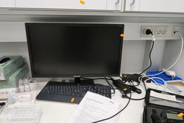 Computerskærm SAMSUNG S24E450, med dockingstation LENOVO Thunderbolt 3 Dock Gen 2