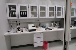 Arbejdsbord samt overskabe uden indhold