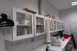 Div. Laboratorieudstyr i overskabe