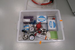 Kasse med div. Regulatorer SPECTRON EXACT m.m.