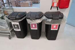 3 stk. skraldespande samt firstaidkit og øjenskyllestation