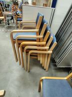 Fem konferencestole med armlæn, assorterede