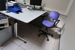 El. hæve/sænke skrivebord uden indhold samt skuffemodul og kontorstol