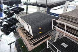 Hylde med dørmåtter