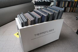 Reol med div. Prøver EGE