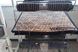 Hylde med dørmåtter