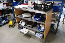 Reol med indhold samt kabelrulle