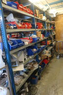 Reol med reservedele 