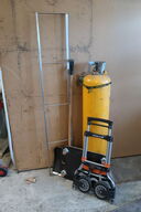 Gasflaske, flyttehund, sneskovl samt sækkevogn 