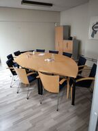 Konferencebord FORA FORM med 10 stole samt 2 stk. skabe uden indhold