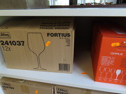 Blandede kasser med glas. Vin, champagne og vandglas