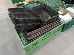 Blandede fade, glas og brødkurve