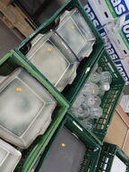 8 Kasser med blandede fade og glas