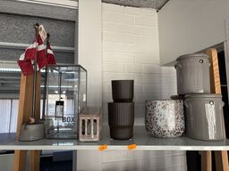 Hylde med div. Krukker og flag