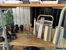 Hylde med div. Lysestager, kurv, fyrfadsstager m.m.