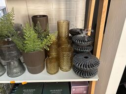 Hylde med div. Vaser