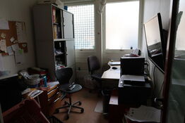 2 stk. kontorstole, 3 stk. skabe, el. hæve/sænke skrivebord,