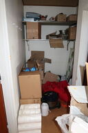 2 stk. rustfri stålhylder, div. engangsservice m.m.