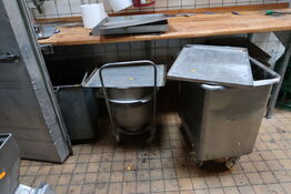 Rustfri opbevaring samt div. Bageplader