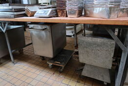 Stativ med div. Bageplader samt rustfri opbevaring