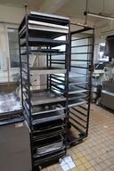 2 stk. stikvogne med div. Bageplader og forme