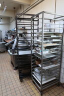 2 stk. stikvogne med div. Bageplader og forme