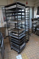 2 stk. stikvogne med div. Bageplader og forme